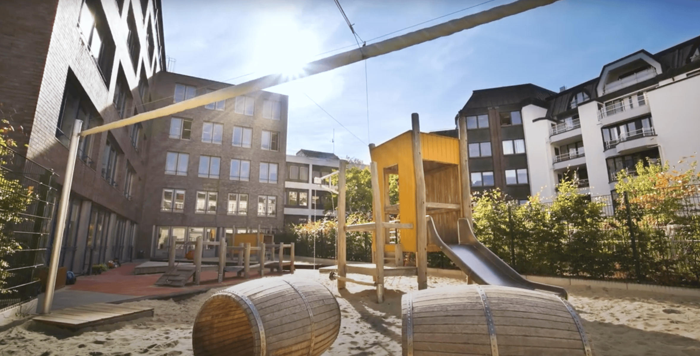 Winterhude ist bekannt für seine vielen Parks und Grünflächen, seine vielfältige Architektur und seine lebendige Kulturszene. In unsere Kitas in Winterhude sind die Kita kinderzimmer Goldbek und unsere Krippen-Kita kinderzimmer Dorotheenstraße. Im Beitrag „Winterhude mit Kindern: Aktivitäten & Ausflugsziele“ wurde schon einmal auf das vielfältige Angebot für Familien mit Kindern in diesem lebendigen Stadtteil im Norden Hamburgs eingegangen und bereits der Spielplatz an der Meenkwiese beschrieben.

In Winterhude finden sich aber auch noch viele andere sehr schöne Spielplätze. Ob naturnaher Waldspielplatz, abwechslungsreiche Spiellandschaft oder Spielspaß direkt am Wasser – Winterhude ist ein Paradies für kleine Abenteurer!