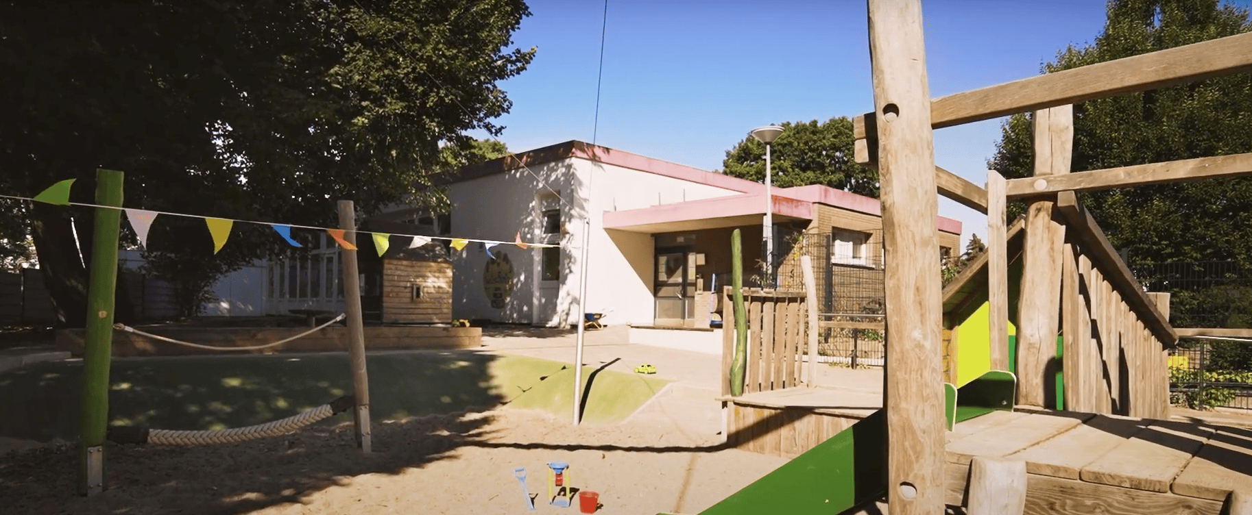 Im schönen Stadtteil Eißendorf in Hamburg-Harburg bietet die Kita kinderzimmer Eißendorf eine liebevolle Umgebung, in der Kinder spielerisch lernen, sich frei entfalten und erste Freundschaften schließen können. Hier verbinden wir moderne frühkindliche Bildung mit einer herzlichen Atmosphäre – individuell abgestimmt auf die Bedürfnisse der Kleinsten.