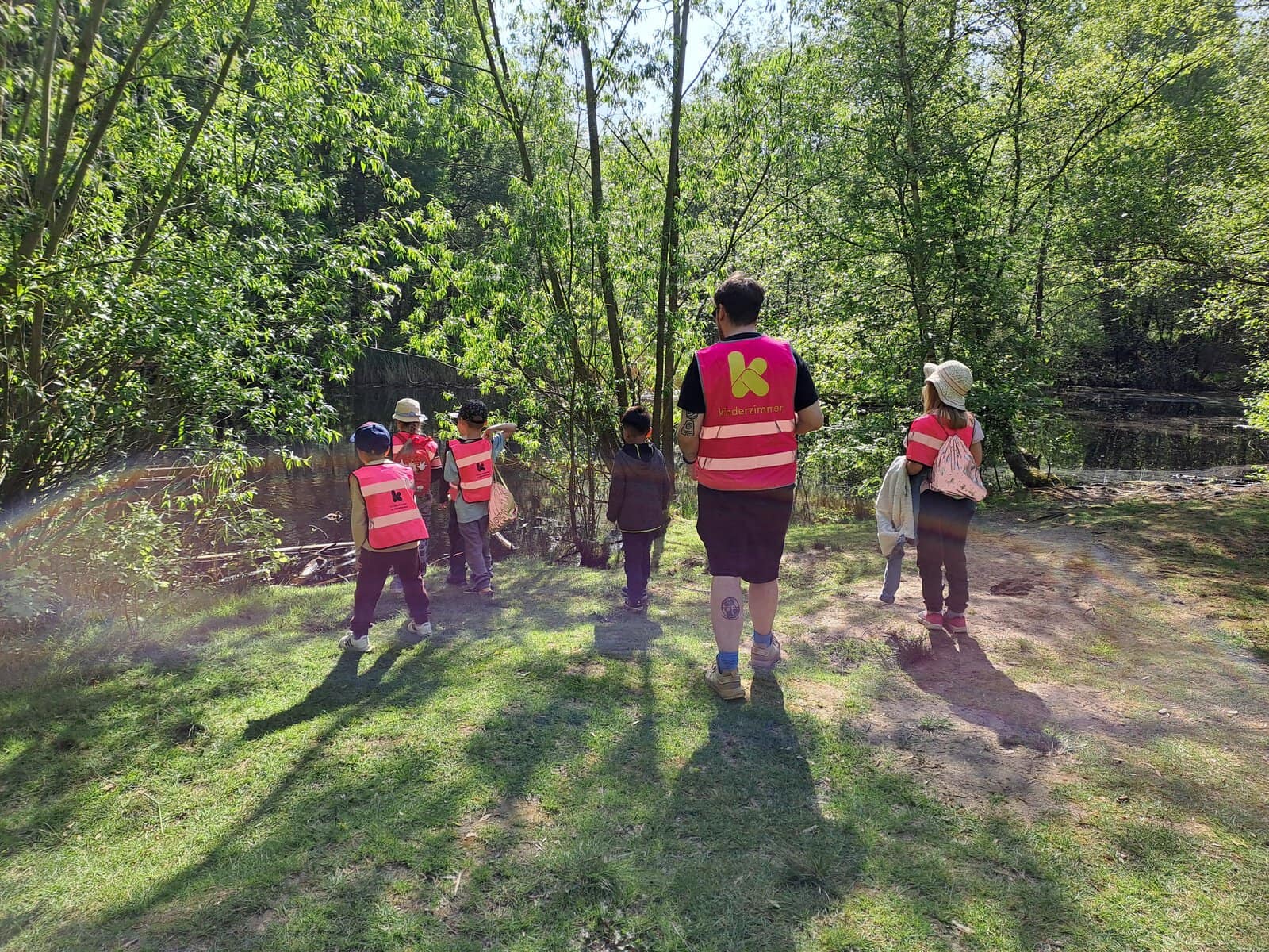 Neugraben-Fischbek, im grünen Süden Hamburgs (Bezirk Harburg) gelegen, bietet Familien eine attraktive Kombination aus Natur und guter Anbindung. Südwestlich des Zentrums und nahe der Fischbeker Heide, ist die Innenstadt per Bus und S-Bahn (S3) gut erreichbar. Unsere Kitas in Neugraben-Fischbek sind die Kita kinderzimmer Vogelkamp und die Kita kinderzimmer Heidbrook.

Für Familien ist der Stadtteil ideal: ruhige Atmosphäre, viele Spielplätze und Grünflächen laden zum Spielen ein. Die Nähe zur Natur der Fischbeker Heide ermöglicht erholsame Ausflüge.