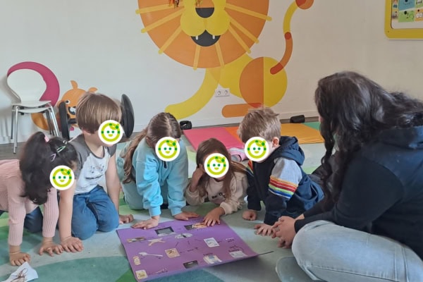 Im Herzen von Hamburg-Neugraben-Fischbek bietet die Kita kinderzimmer Heidbrook einen besonderen Ort für Kinder, um zu wachsen, zu spielen und zu lernen. Die Lage nahe der Fischbeker Heide lädt zu spannenden Naturerkundungen ein, während das pädagogische Konzept gezielt auf die individuellen Bedürfnisse der Kinder eingeht.