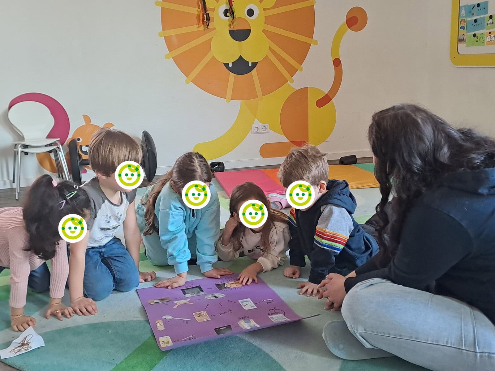 Im Herzen von Hamburg-Neugraben-Fischbek bietet die Kita kinderzimmer Heidbrook einen besonderen Ort für Kinder, um zu wachsen, zu spielen und zu lernen. Die Lage nahe der Fischbeker Heide lädt zu spannenden Naturerkundungen ein, während das pädagogische Konzept gezielt auf die individuellen Bedürfnisse der Kinder eingeht.