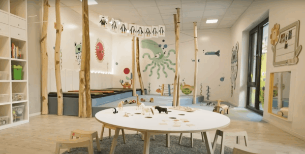 Kinderzimmer mit Meeresmotiven Kinderzimmer mit Meeresmotiven und Spielbereich.