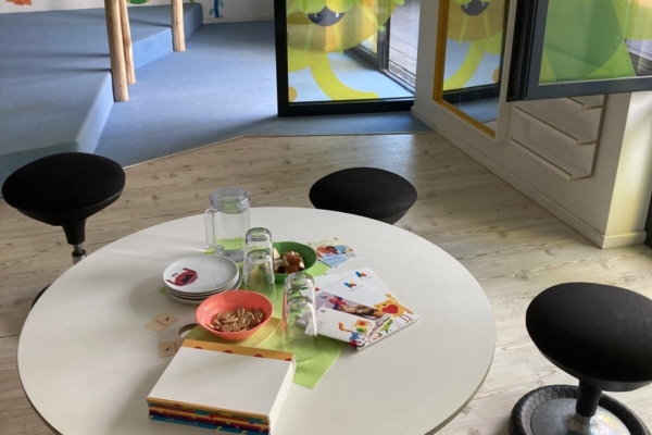 kita-kinderzimmer-alsterberg-hamburg-alsterdorf-elterncafe-2 Ein bunter Tisch für das Elterncafé in der Kita kinderzimmer Alsterberg in Hamburg Alsterdorf
