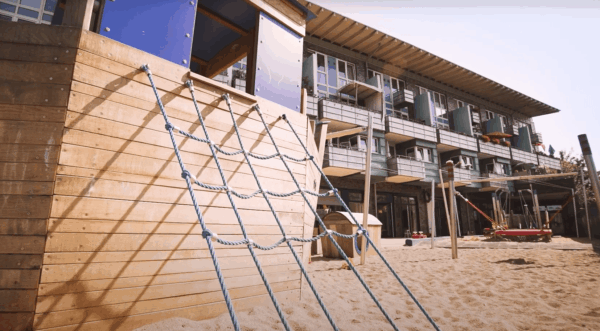 Moderne Kita mit Spielplatz in Hamburg Spielplatz mit Kletterseil und Sand in einer modernen Kita in Hamburg.