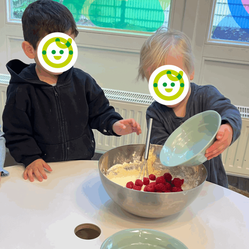 Kinder fügen Himbeeren zum Kuchenteig hinzu in der Kita kinderzimmer Eissendorf Hamburg