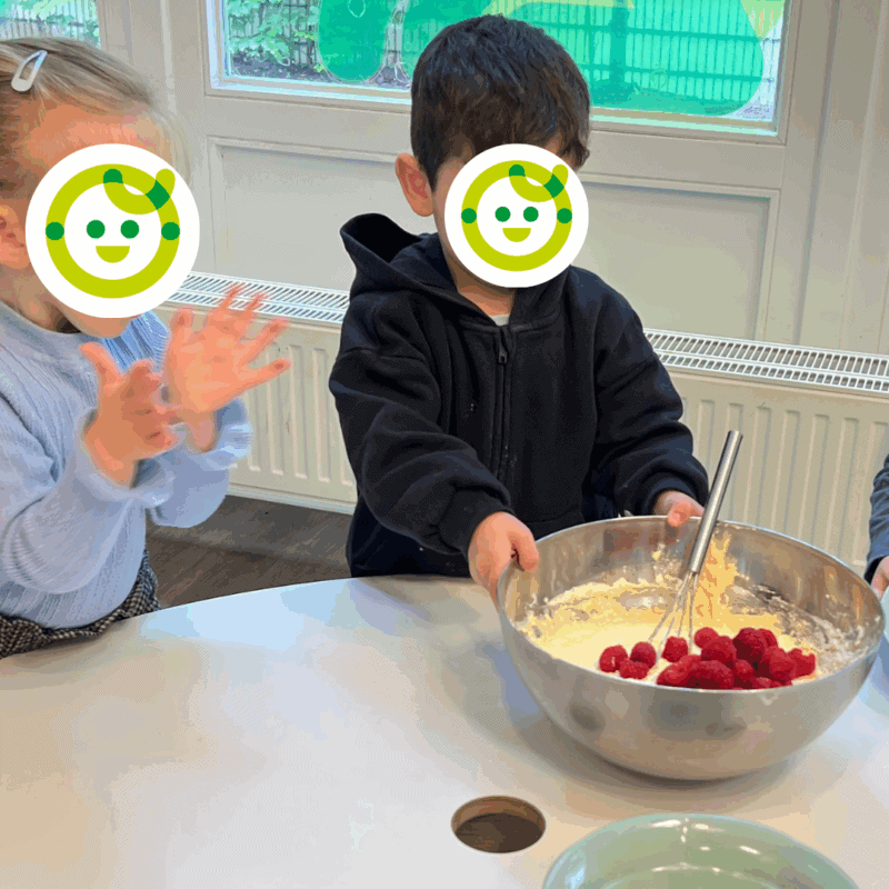 Kinder backen gemeinsam in der Kita kinderzimmer Eissendorf Hamburg