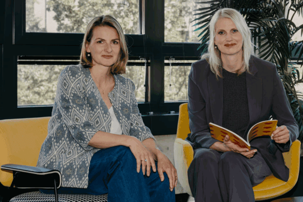 In Zeiten von Wandel ist nicht der beste Plan entscheidend – sondern ob Menschen bereit sind, ihn mitzugehen. Genau darüber sprechen unsere beiden Geschäftsführerinnen Anja Zettel und Kathrin Stojakovic in der aktuellen Folge des Podcasts „Business Secrets“ mit Barbara Liebermeister.

Denn in einem Berufsfeld, das täglich mit Fachkräftemangel, steigenden Anforderungen und wachsendem gesellschaftlichem Druck konfrontiert ist, braucht es mehr als gute Strategien. Es braucht Führung, die Vertrauen schafft. Und Strukturen, die Entwicklung ermöglichen.