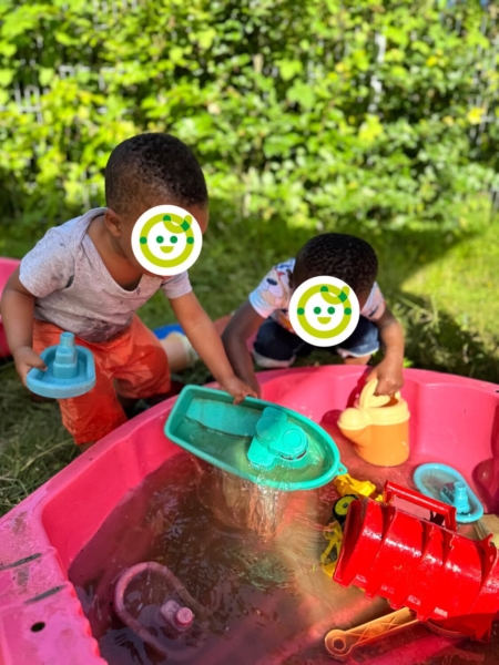 Kinder spielen in einem Platschbecken in der Kita kinderzimmer Ochsenstieg in Hamburg Langenhorn