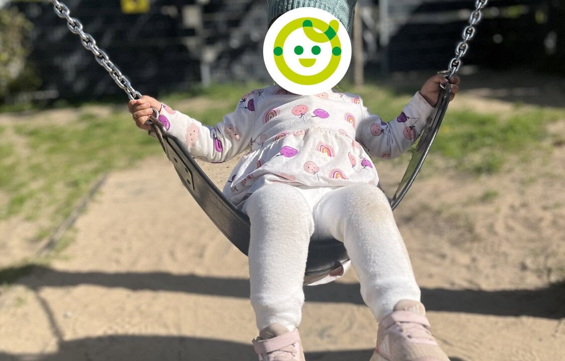 Ein Kind auf der Schaukel  in der Kita kinderzimmer Ochsenstieg in Hamburg Langenhorn