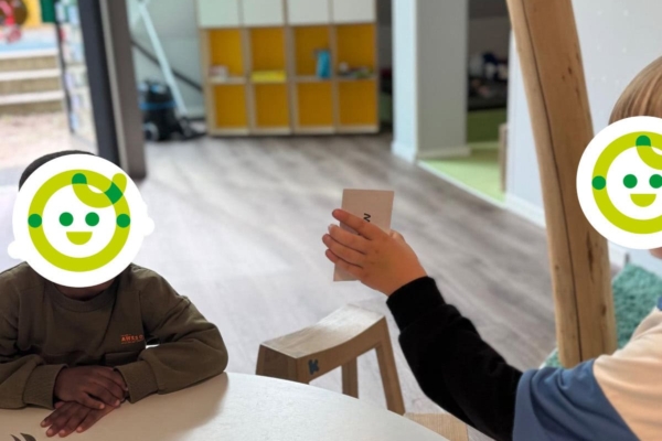 kita-kinderzimmer-inselpark-hamburg-wilhelmsburg-Sprachfoerderung_8 Kinder zeigen sich gegenseitig Karten in der Kita kinderzimmer Inselpark in Hamburg Wilhelmsburg