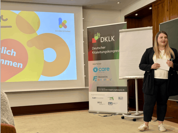 Christina Baal auf der Bühne des Kitaleitungskongress in Hamburg