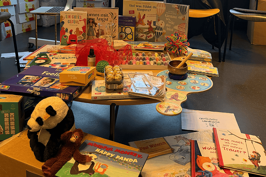 kita-kinderzimmer-hamburg-achtsamkeit Ein Tisch voller Materialien und Bücher zum Thema Mentale Gesundheit in der Kita kinderzimmer Hamburg
