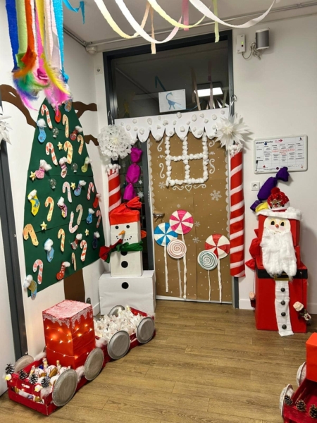 Ein Bild von einem weihnachtlich dekorierten Gruppenraum in der Kita kinderzimmer Hamburg