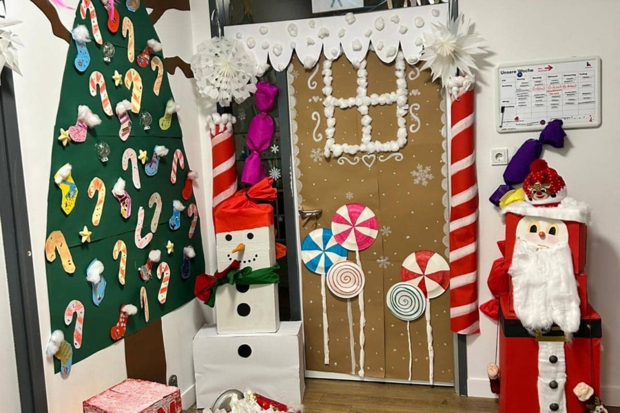 kita-kinderzimmer-hamburg-weihnachten Ein Bild von einem weihnachtlich dekorierten Gruppenraum in der Kita kinderzimmer Hamburg