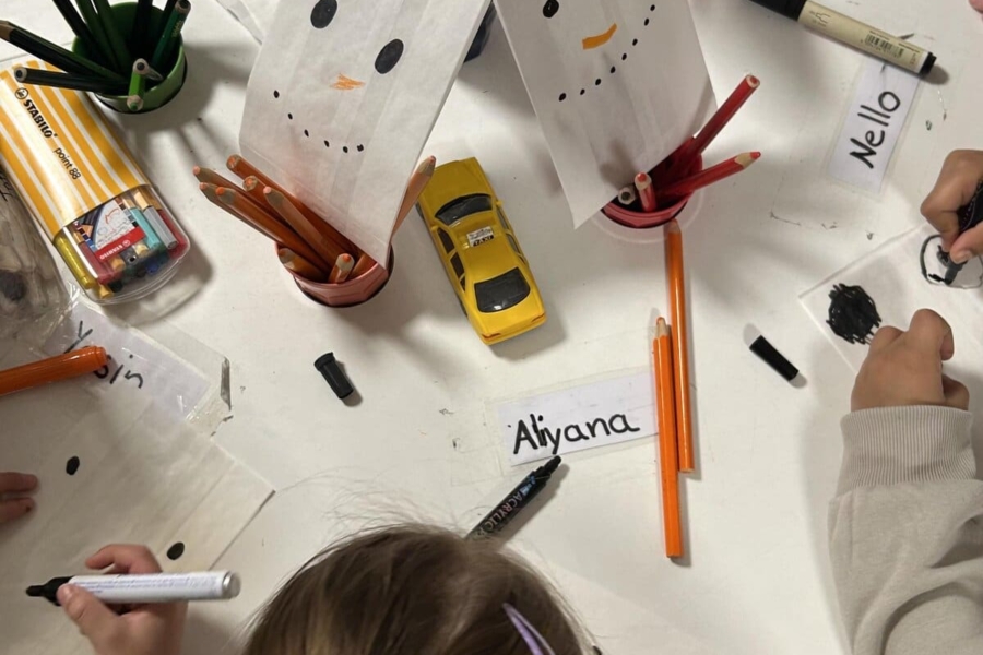 kita-kinderzimmer-hamburg-weihnachten3 Kinder basteln Schneemänner aus Papiertüten in der Kita kinderzimmer Hamburg