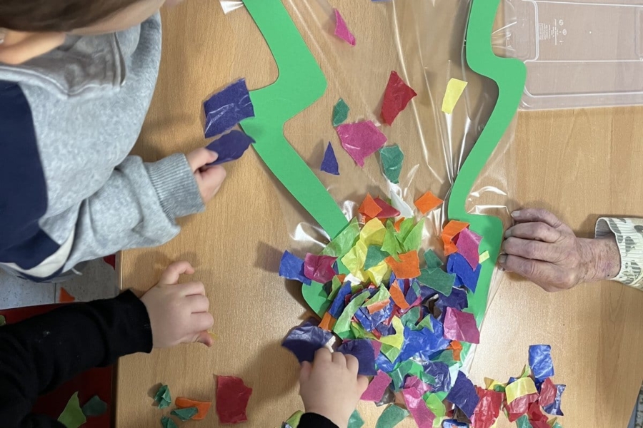 kita-kinderzimmer-hamburg-weihnachten5 Kinder basteln einen Tannenbaum aus Papier in der Kita kinderzimmer Hamburg