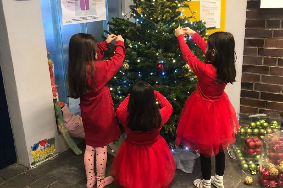 kita-kinderzimmer-hamburg-weihnachten7 3 Mädchen schmücken den Tannenbaum in der Kita kinderzimmer Hamburg