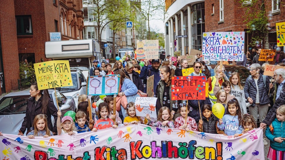 kita-kinderzimmer-hamburg-kitaschließung-news Kinder demonstrieren mit bunten Schildern gegen ihre Kita-Schließung auf der Straße