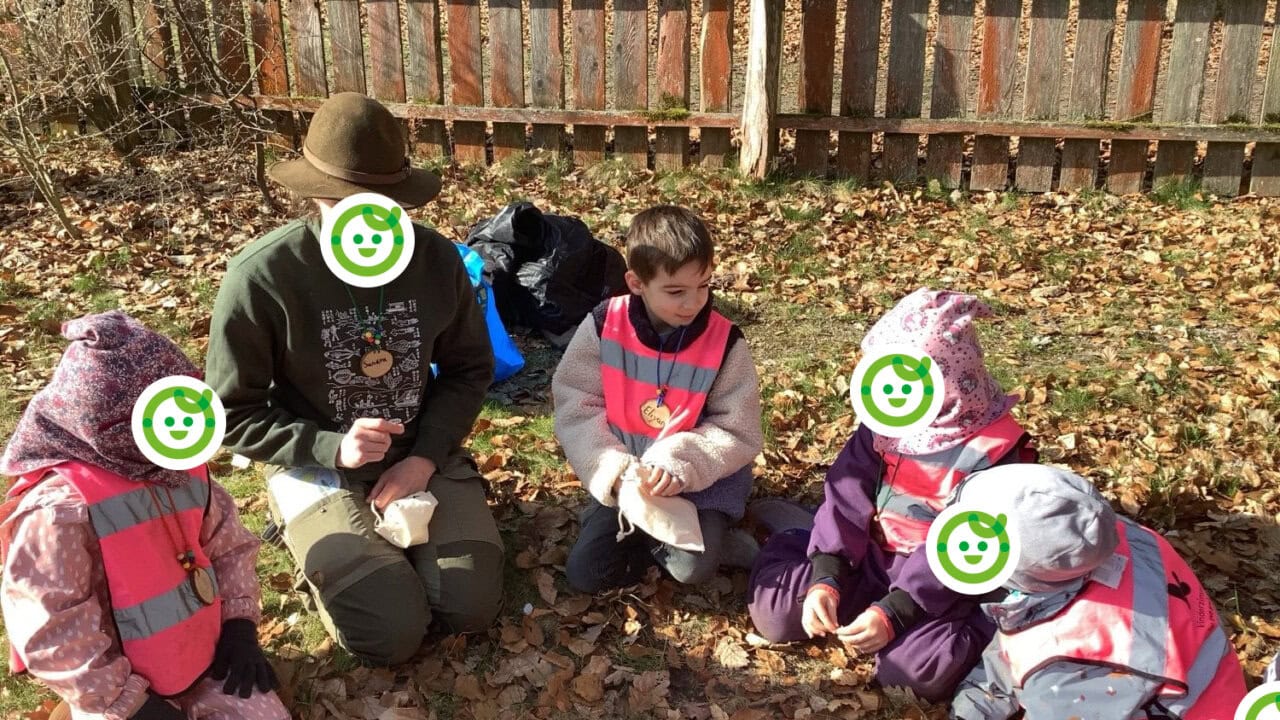 Die Kita kinderimmer Heidbrook Hamburg Neugraben Fischbek sitzen draußen auf der Wiese