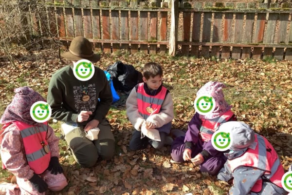 kita-kinderzimmer-heidbrook-hamburg-neugraben-ausflug-heidehaus-morgenkreis Die Kita kinderimmer Heidbrook Hamburg Neugraben Fischbek sitzen draußen auf der Wiese
