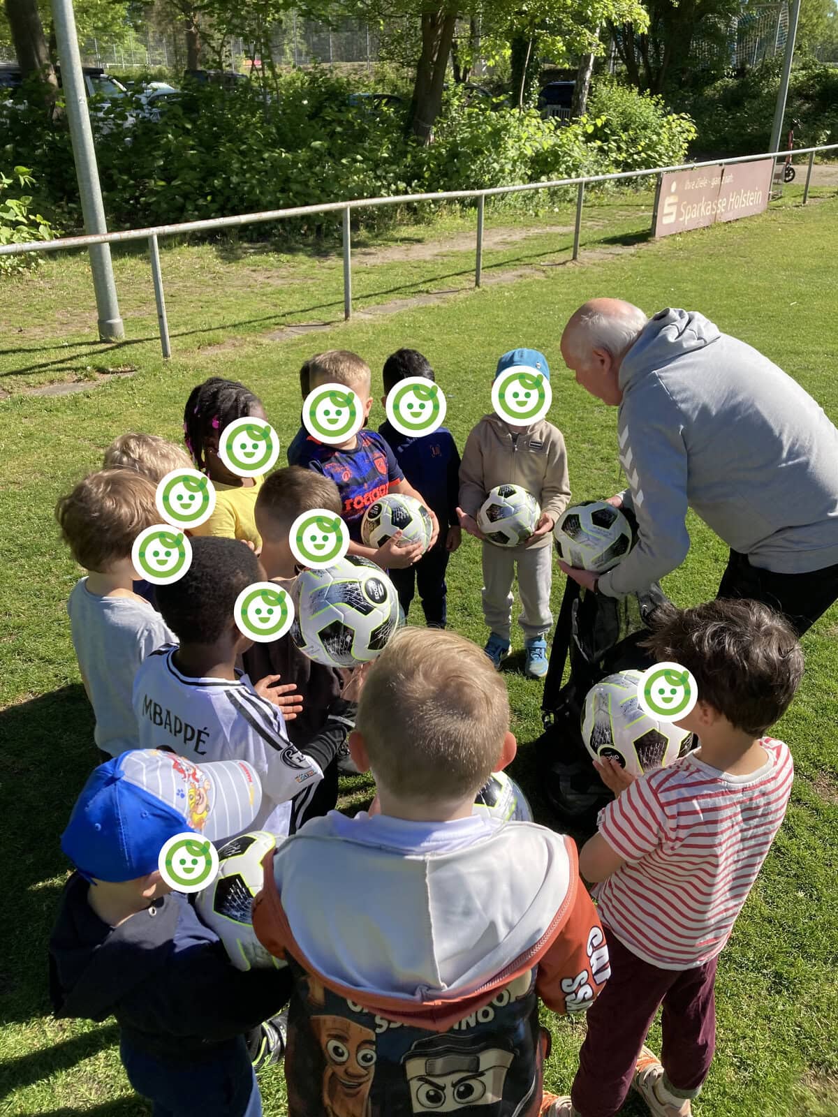 Kinder der Fußball AG hören ihren Trainer zu in der Kita kinderzimmer Rodelberg in Hamburg Rahlstedt