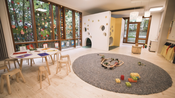 Kinderzimmer mit Spielbereich und Fensterdekoren Gruppenraum in der Kita kinderzimmer ConventParc