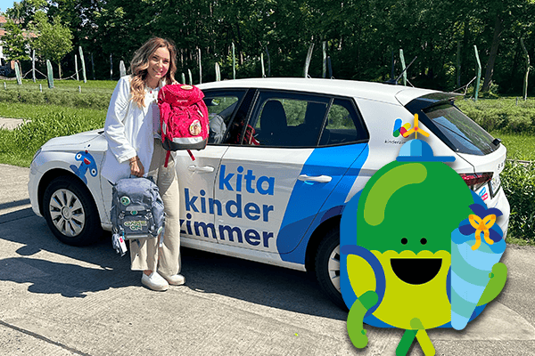 Kitaleitung Deborah präsentiert vor ihrem Auto zwei gespendete Schulranzen in der Kita kinderzimmer Hamburg