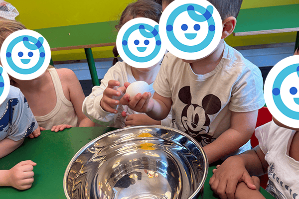 kita-kinderzimmer-hamburg-backen2 Ein Junge schlägt ein Ei in eine Schüssel in der Kita kinderzimmer Hamburg