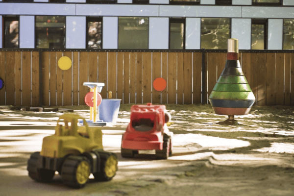 kita-kinderzimmer-goldbek-hamburg-winterhude-außenbereich-04 Spielzeug im Sandkasten im Außengeländer der Kita kinderzimmer Goldbek