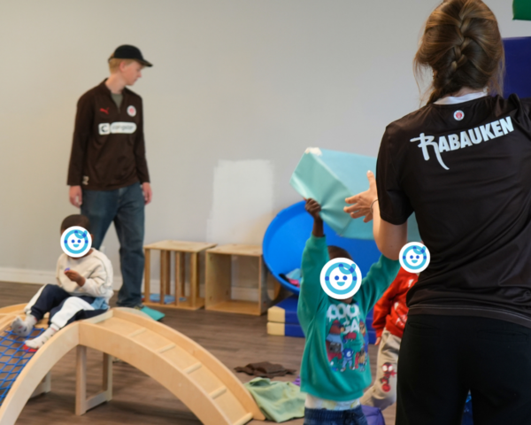 kita-kinderzimmer-hamburg-kooperation-rabauken-teaser 2 Trainer der Sankt Pauli Rabauken gestalten einen Bewegungsparcours mit Kindern in der Kita kinderzimmer Hamburg