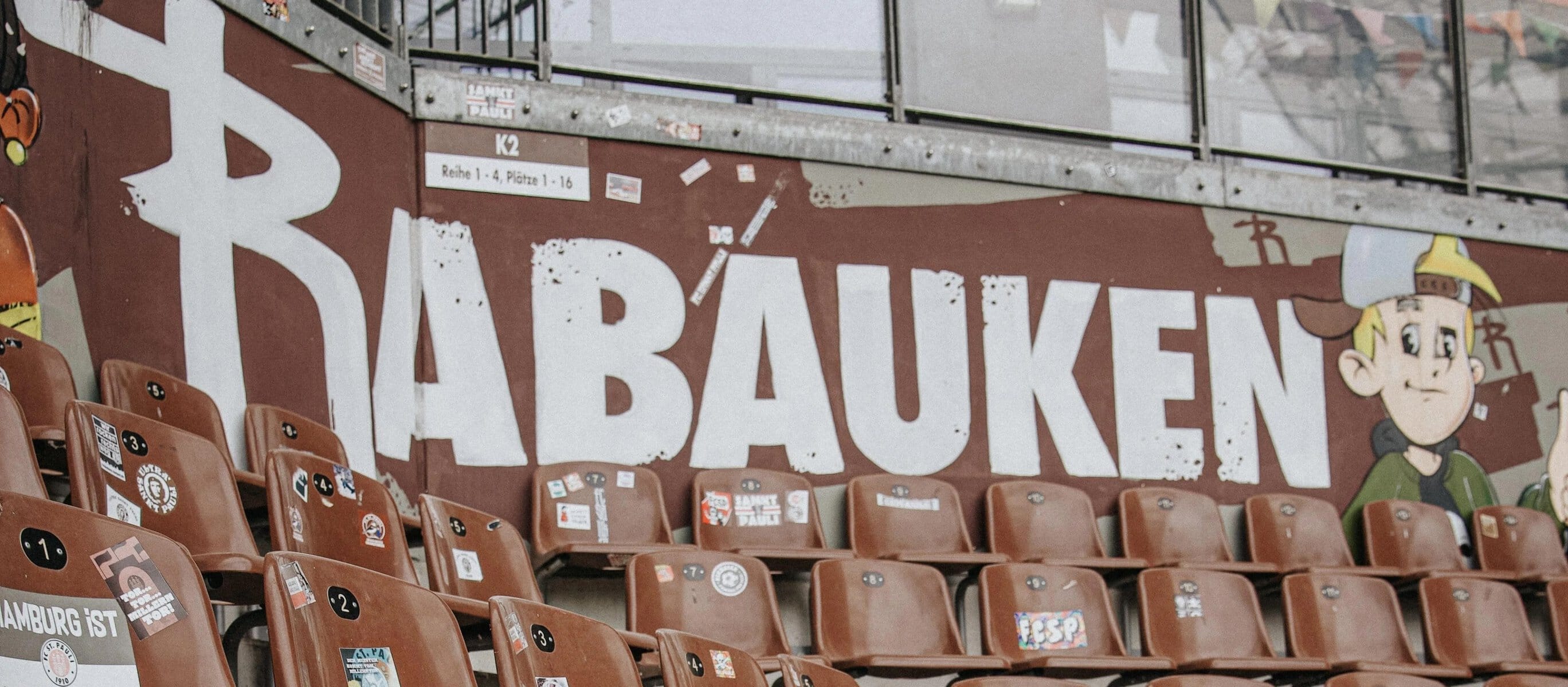 kita-kinderzimmer-hamburg-kooperation-rabauken Sitzreihen im Sankt Pauli Stadion mit dem Schriftzug Rabauken