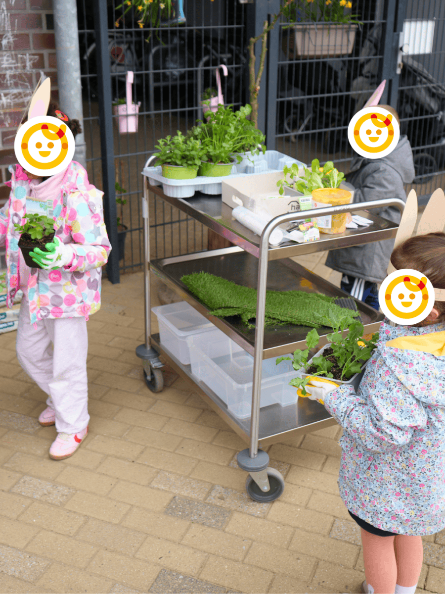 Kinder haben Pflanzen in der Hand und sind bereit für das umtopfen