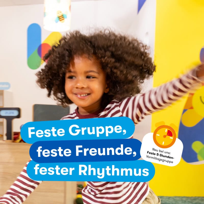 Ein spielendes Kind mit dem Text 