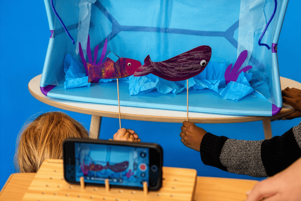 Eine Handykamera filmt eine gebastelte Unterwasserwelt in der Kita kinderzimmer Rodelberg in Hamburg Rahlstedt