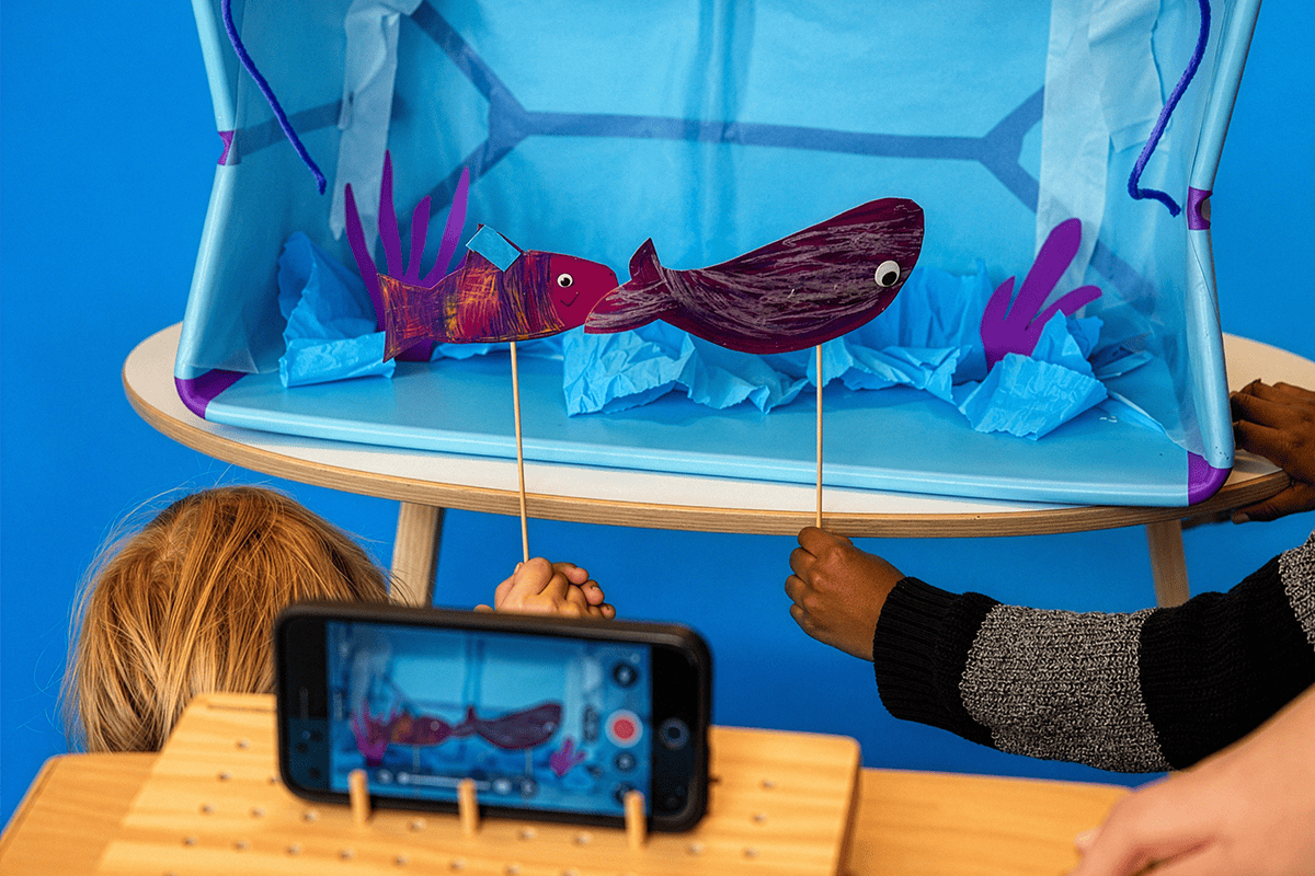Eine Handykamera filmt eine gebastelte Unterwasserwelt in der Kita kinderzimmer Rodelberg in Hamburg Rahlstedt
