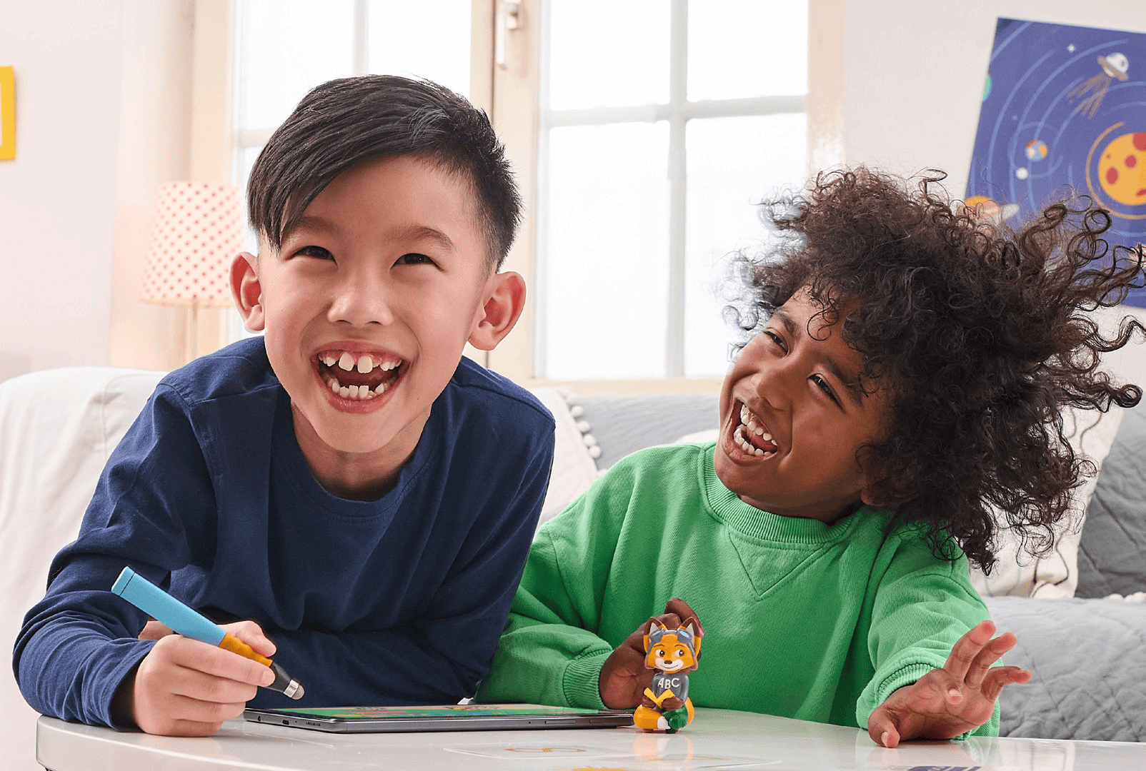 2 Kinder spielen mit einem Edurino Tablet und Edurino Stift