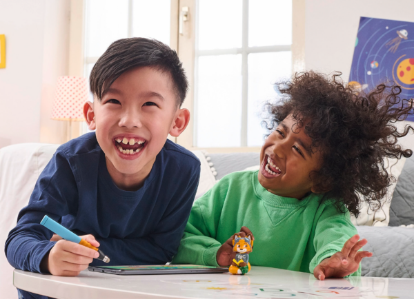 kita-kinderzimmer-hamburg-edurino 2 Kinder spielen mit einem Edurino Tablet und Edurino Stift